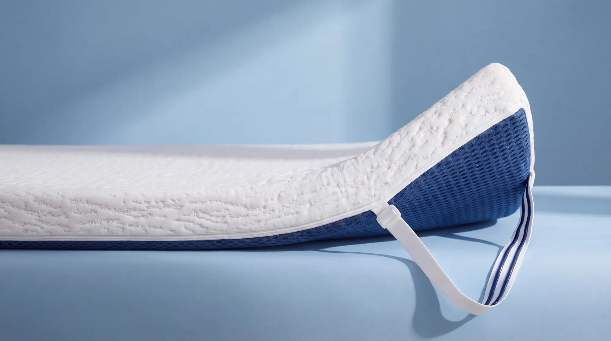 Two lines of navy blue gel on the inside of the adjustable elastic strap of the topper, helping create the ultimate grip.